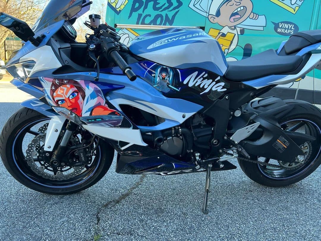 Anime Car Folierung: So bringen Sie Ihre Lieblingscharaktere auf die Straße