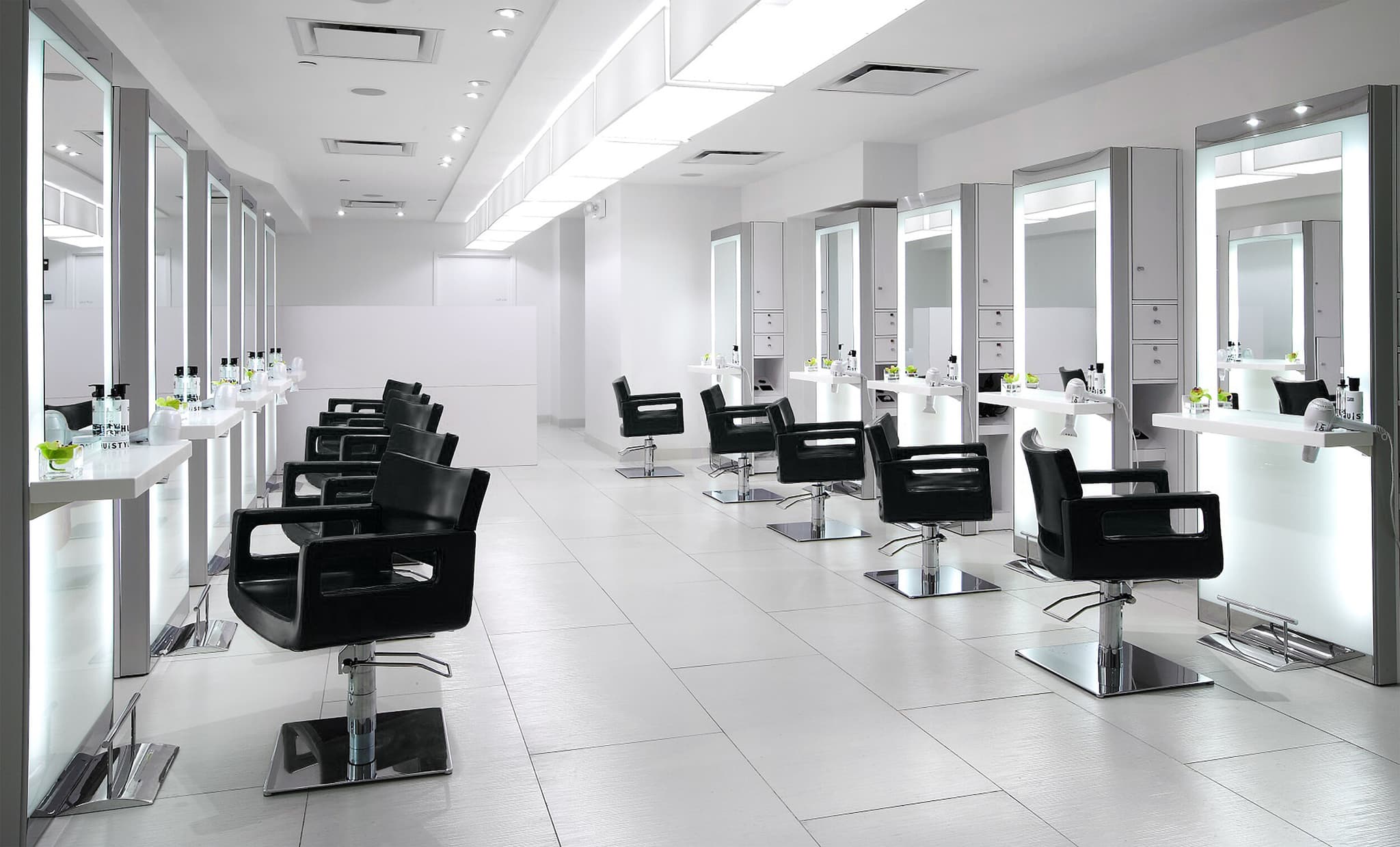 Jetzt neu: Innovative Fußpflege Einrichtung und Friseureinrichtung vom Fachhändler