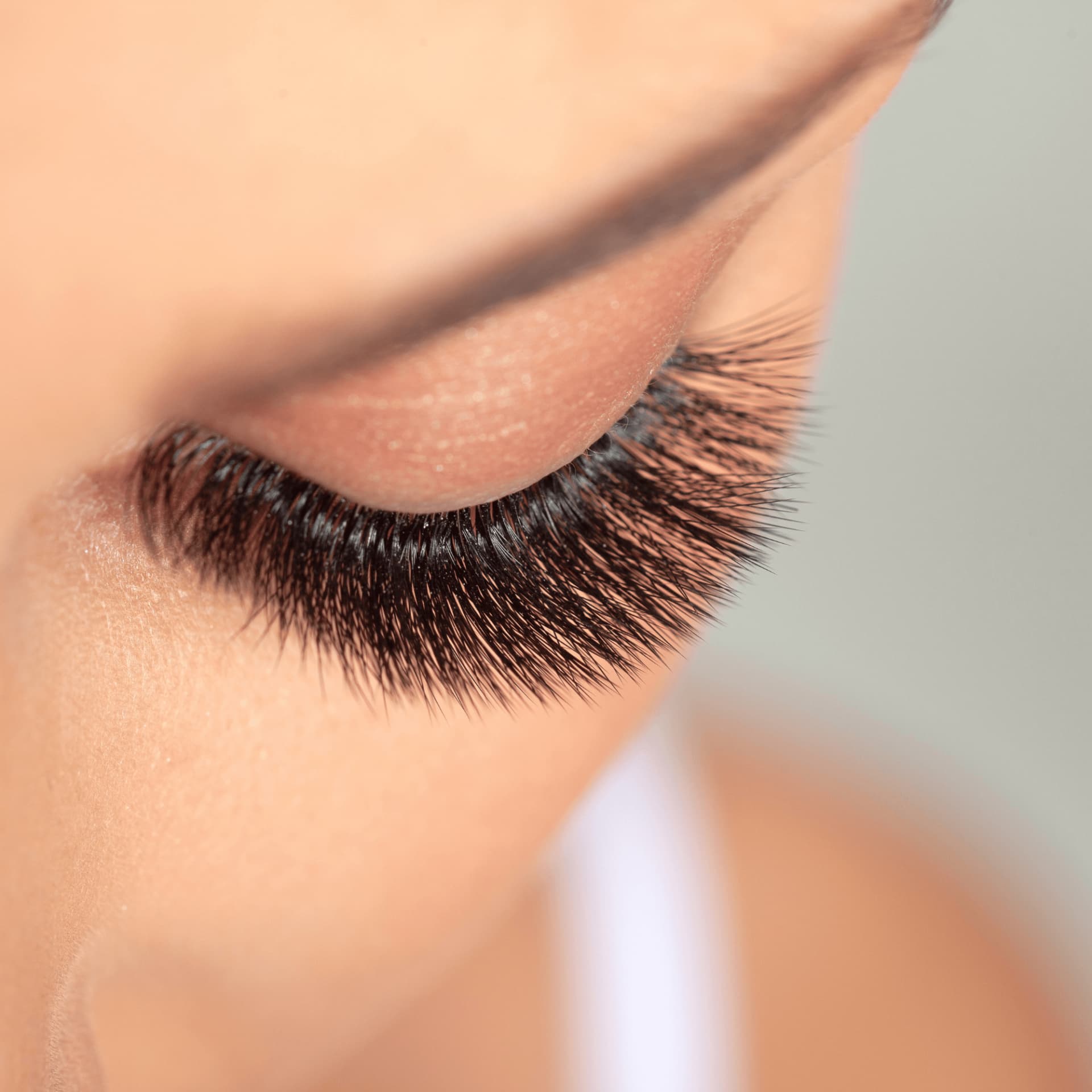 Erlebe den ultimativen Beauty-Boost mit Glow Wow Lashes: Professionelle Wimpernverlängerung und exklusive Treatments in München