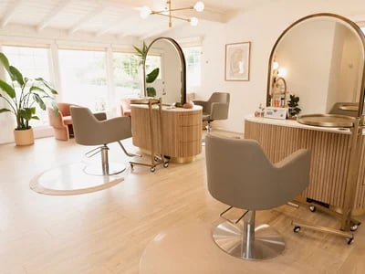 Jetzt neu: Innovative Fußpflege Einrichtung und Friseureinrichtung vom Fachhändler