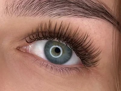 Erlebe den ultimativen Beauty-Boost mit Glow Wow Lashes: Professionelle Wimpernverlängerung und exklusive Treatments in München