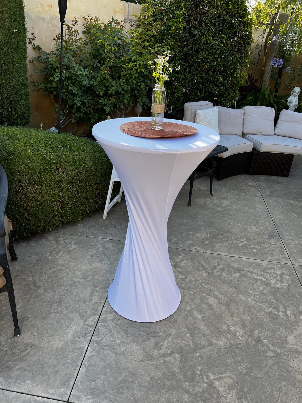 Event-Highlights setzen: Hochwertige Stehtische mieten