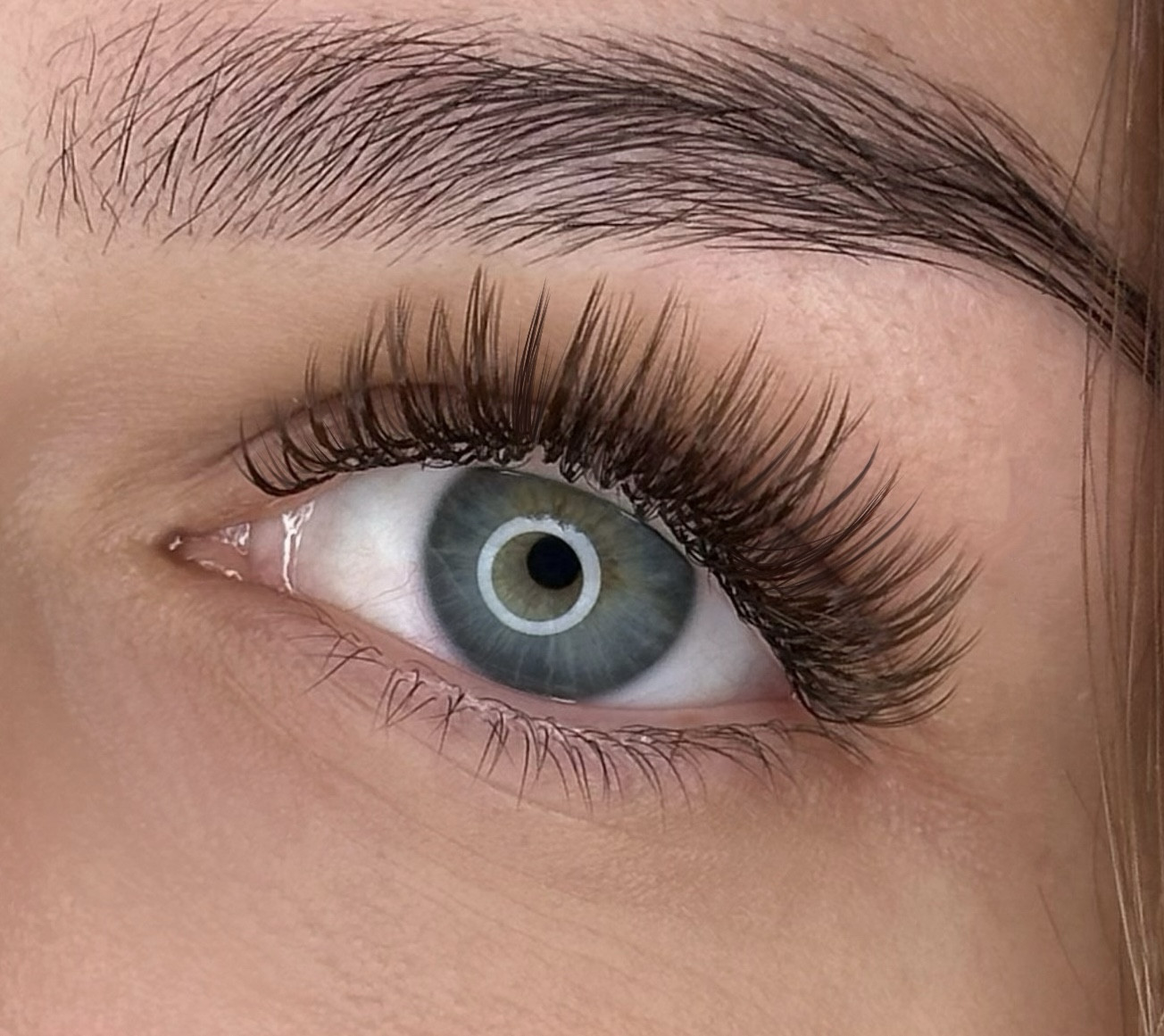 Erlebe den ultimativen Beauty-Boost mit Glow Wow Lashes: Professionelle Wimpernverlängerung und exklusive Treatments in München