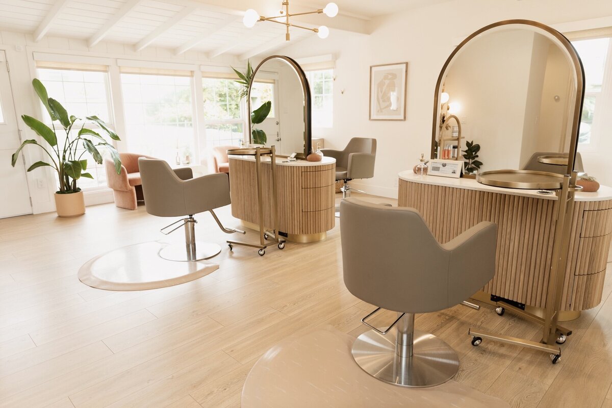 Jetzt neu: Innovative Fußpflege Einrichtung und Friseureinrichtung vom Fachhändler
