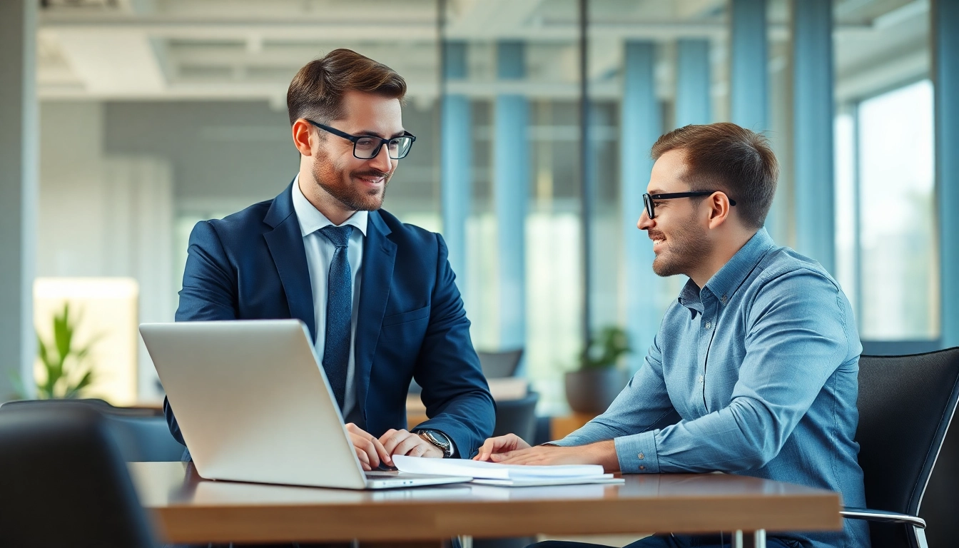 Beratung durch einen Headhunter IT in einem modernen Büro mit einem IT-Kandidaten.